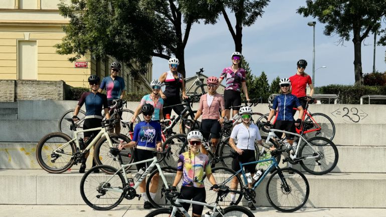 Holky na kole: Odvaha a komunita, která vás dostane do sedla | BikePlan